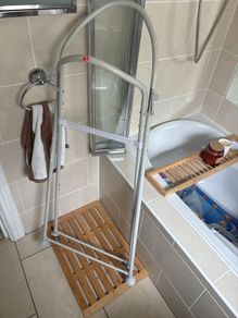 Snuggle bath stand