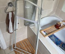 Snuggle bath stand