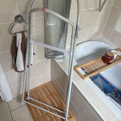 Snuggle bath stand