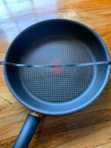 3 different sized frying pans