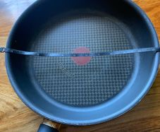 3 different sized frying pans