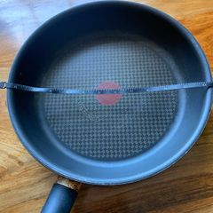 3 different sized frying pans