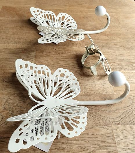 2 x New Lovely 3D Cream Butterfly Hooks Pierced Metal