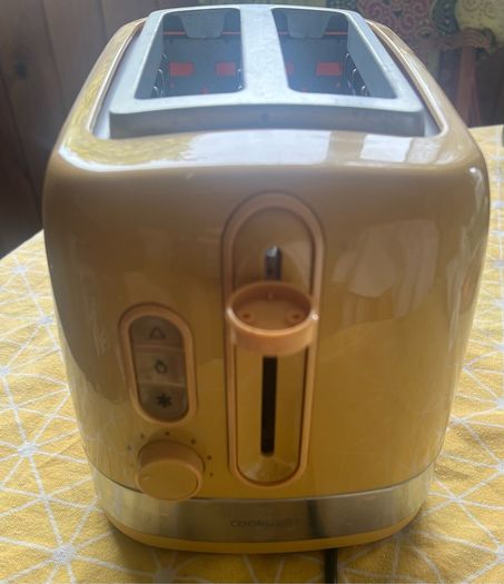 De'Longhi Active Line 2-Slice Toaster (Model CTLAP2203Y) in yellow