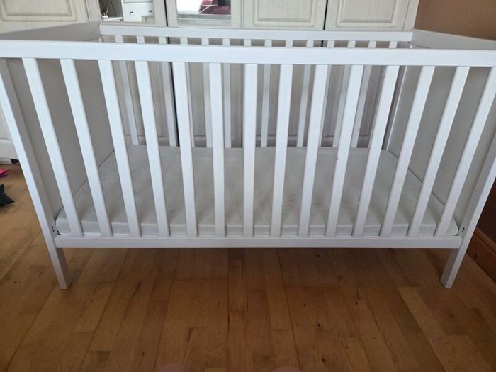 White cot