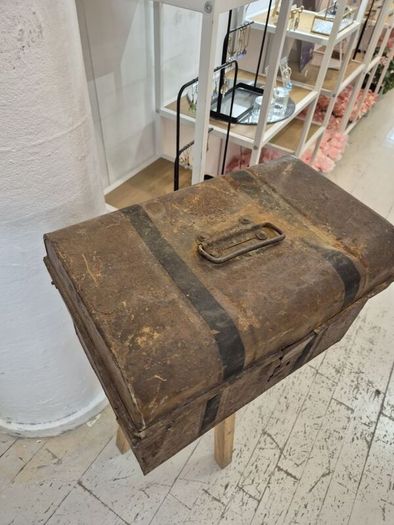 Small Antique Tin steamer trunk