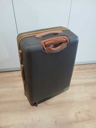 Large Hard Shell Suitcase 67cm: Wheeled Travel Luggage