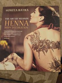 The Art Of Mehndi Henna Body Decoration By Sumita Batra. Large Volume First Edition Paperback In Good Condition. See Photos For Same.