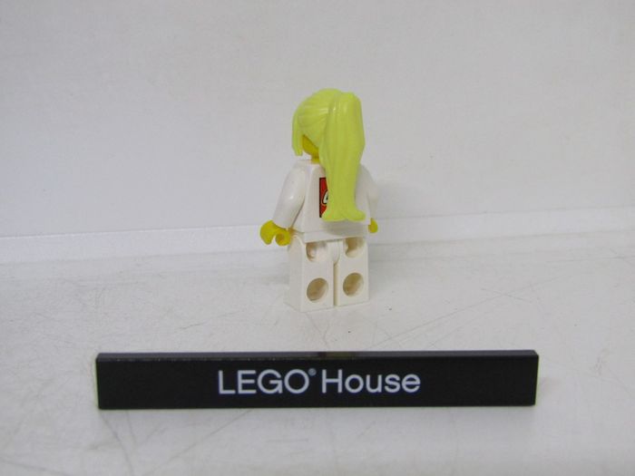 Lego House Rare Female Minifigure Special Edition Includes Rare Tile With Lego House On It Set 4000010 New RARE AND HARD TO FIND
