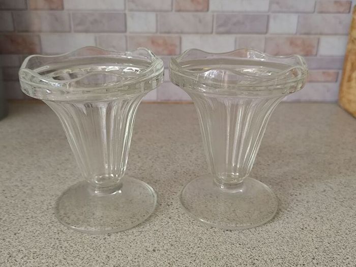 Pair of Vintage Tulip Glass Sundae / Dessert Dishes