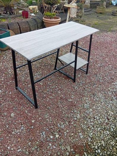 lovely desk ...have second shelf aswell just never used it
