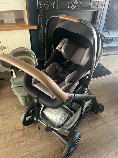 Nuna travel system including isofix base