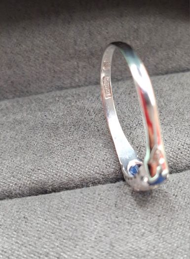 18ct white gold blue sapphire and diamond ring size R