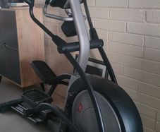 Elliptical cross trainer