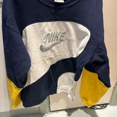 nike sweatshirt size M