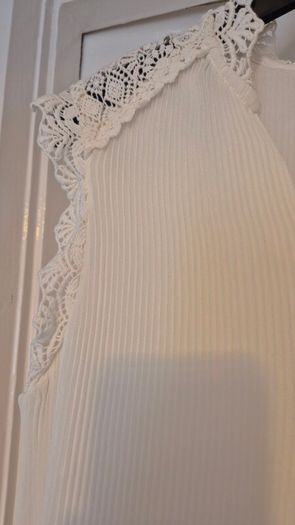 Winter white flowy sleeveless ladies top