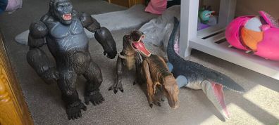 4 large dinosaur and King Kong figures