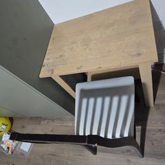 FTG - Work/study table and chair - free to go
