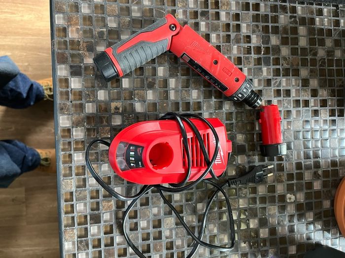 Milwaukee 2101-22 M4 1/4 Hex Screwdriver Kit W/2 Bat