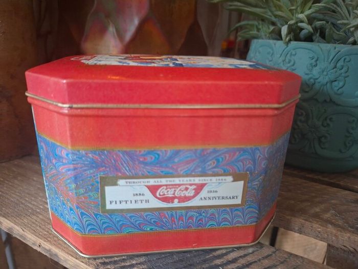 Vintage coca cola tin