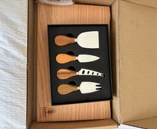 Kilkenny Design chesse board & knife set. Brand new