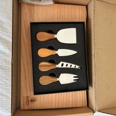 Kilkenny Design chesse board & knife set. Brand new