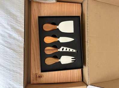 Kilkenny Design chesse board & knife set. Brand new