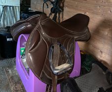 Monoflap saddle