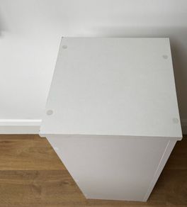 White display pillar
