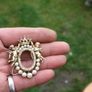 Vintage Brooch 2 Cherubs supporting Crown crystals and pearls - Photo frame Image 9