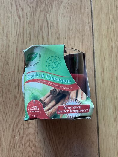Handcrafted Apple and cinnamon candle Brand New