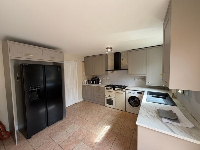 Carpenter Handyman kitchen fitter Flat pack specialist