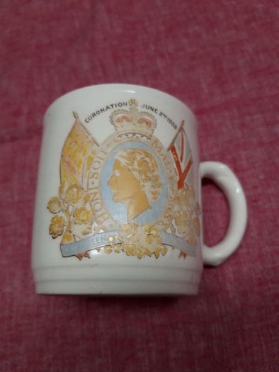 QUEEN ELIZABETH ll / Coronation June 2nd 1953 Mug / Prince William Royal wedding to Catherine Middleton 29th April  2011 Mug