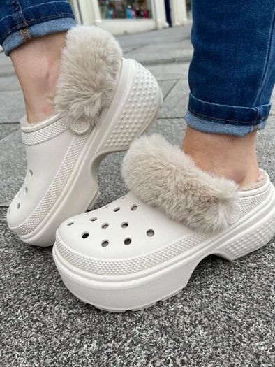 Beige Crocs Stomp Clogs Fuzz Lined Size UK 6-7/EU 39-40With Tags