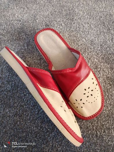 NEW.women's leather slippers. Size 5