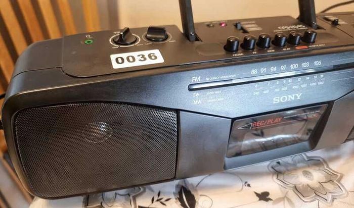 From 1984 Sony CFS-204S, Perfect sound, Radio working, tape do not play.