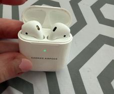 ,Apple AirPods