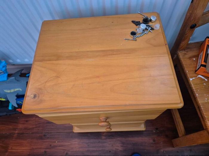 2 wooden bedside lockers