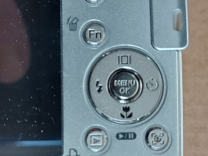 Samsung L100 Digital Camera, 8.1 Megapixels, No Battery or Memory Card, in excellent cosmetic condition, being sold for parts or repair