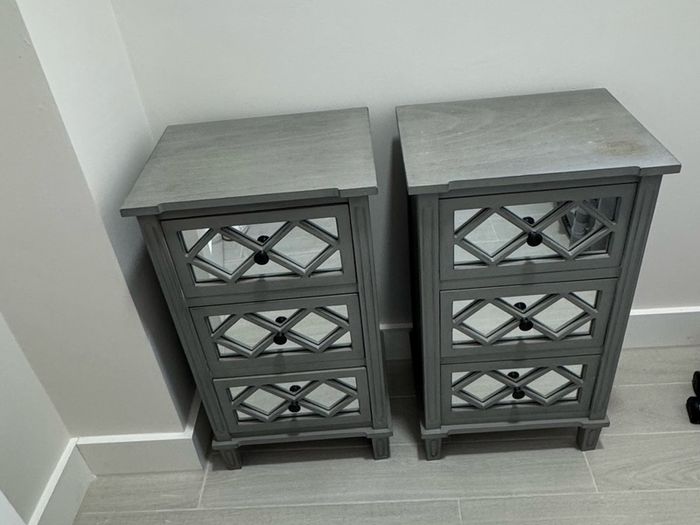 2 mirrored lockers