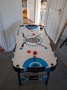 Air hockey table
