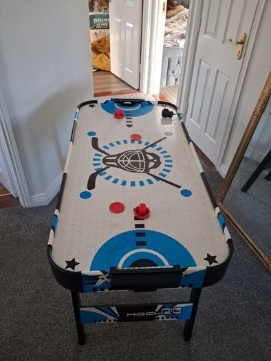 Air hockey table