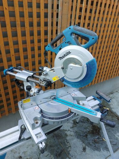 Makita 110v Chopsaw 10 inch with stand