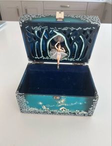 Vintage jewellery music box
