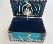 Vintage jewellery music box
