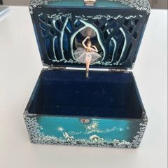 Vintage jewellery music box