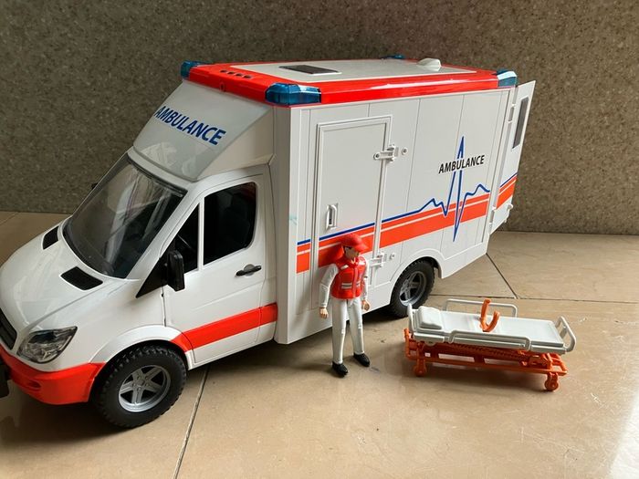 Bruder 1:16 Mercedes Sprinter Ambulance + Figure (Lights & Sound)