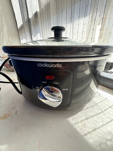 Electric slow cooker