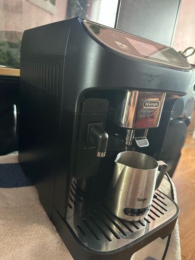DeLonghi Magnifica Plus Bean To Cup Automatic Coffee Machine - Black