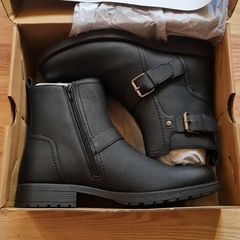 mens Black  boots. New in box